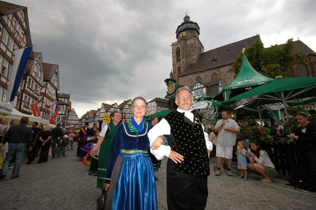 Emsdorfer Tracht auf dem Homberger Marktplatz.