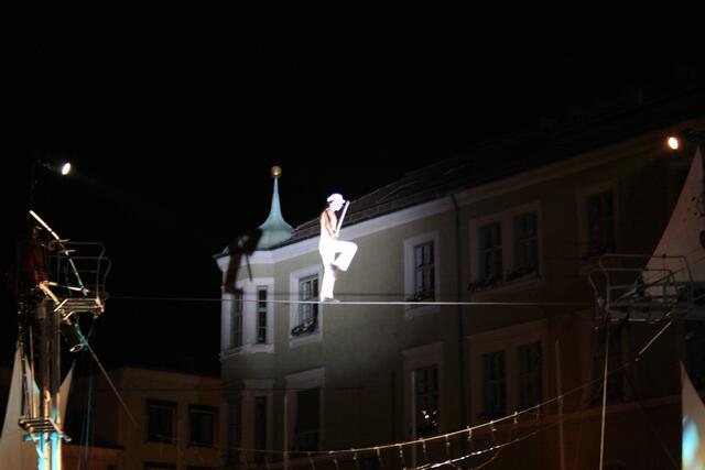 Hoch über dem Rathausplatz.