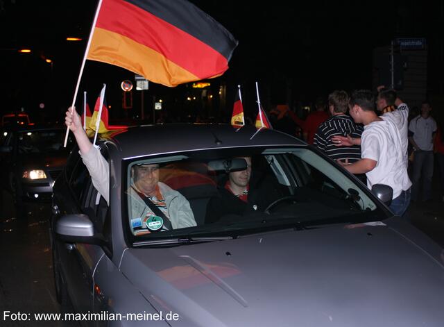 Viele Fans fuhren hupend und mit Deutschland Fähnchen an ihren Autos die Frankfurter Straße Richtung Innenstadt.