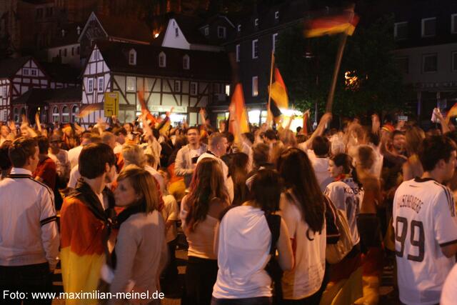 Vereinnahmung des Rudolphsplatzes durch Fans, der in ein Schwarz-Rot-Goldenes Fahnenmeer verwandelt wurde.