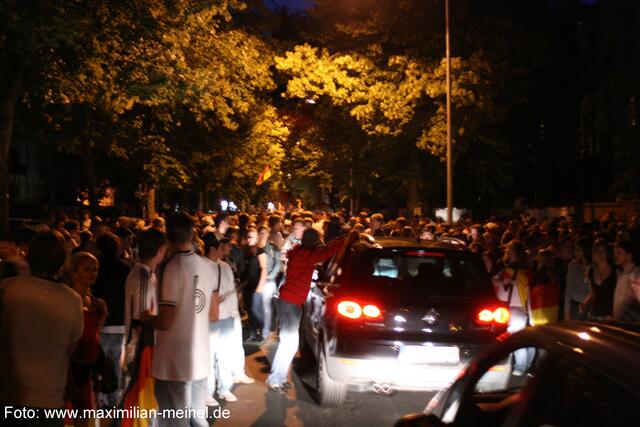 Autos wurden von den Fans aus Freude durchgerüttelt.