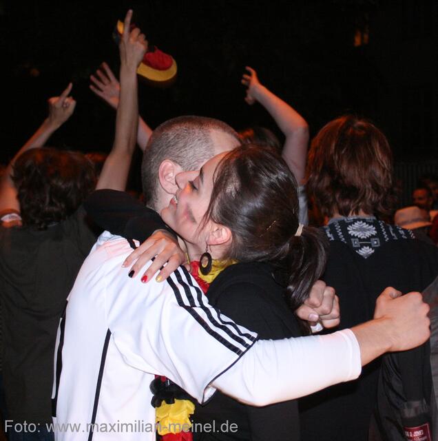 Viele Leute umarmten sich aus Freude.