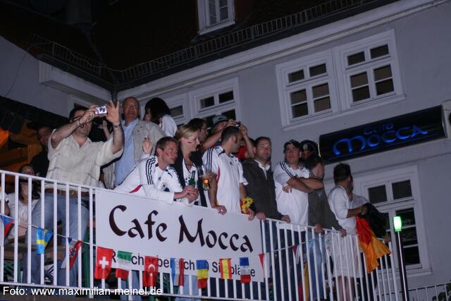 Vom Cafe Mocca aus beobachteten viele die Party am Rudolphsplatz. Die meisten feierten jedoch mit und jubelten.