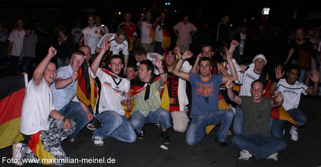 Sitzblockade in der Frankfurter Straße.