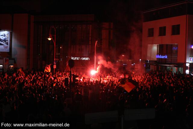 Bengalisches Feuer und Deutschland-Fahnen dominierten am Rudolphsplatz.