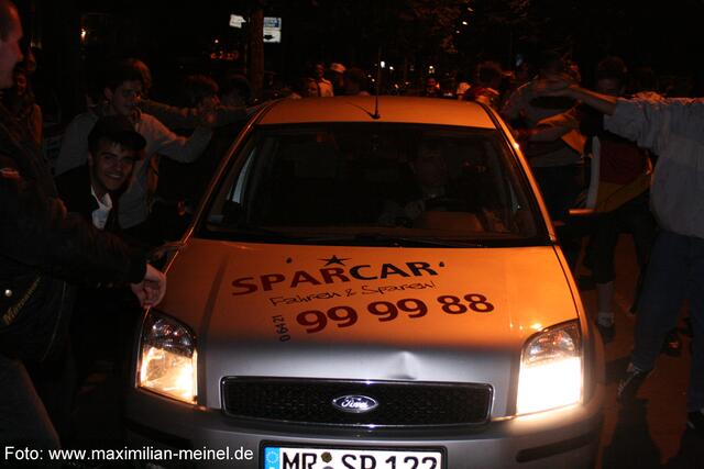 Dieses Taxi wurde von den Fans kräftig durchgerüttelt.