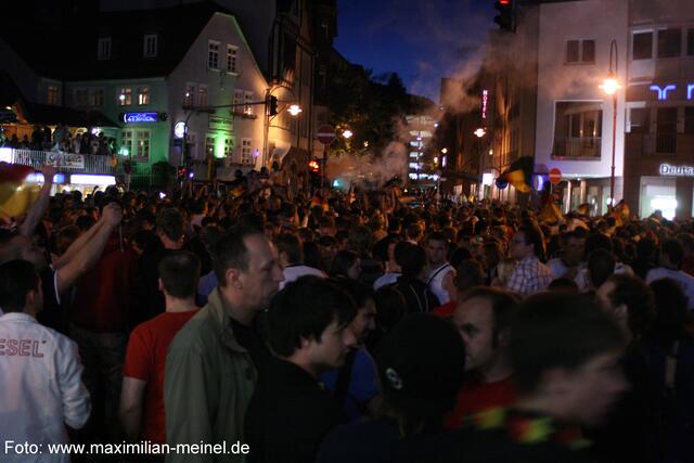 Für lange Zeit "besetzten" die Fans den Rudolphsplatz und tauchten diesen in ein Schwarz-Rot-Gold-Fahnenmeer.