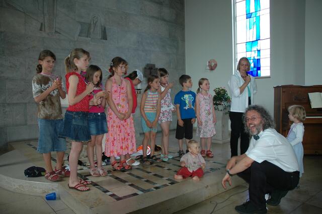 Pfarrer Markus C. Maiwald freut sich natürlich auch sehr - vielen Dank, Kindergospelchor!