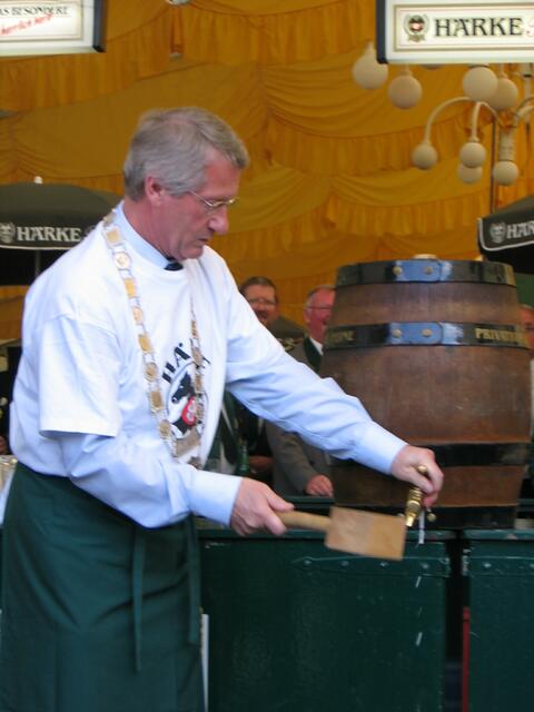 Bürgermeister Alfred Baxmann beim Bieranstich