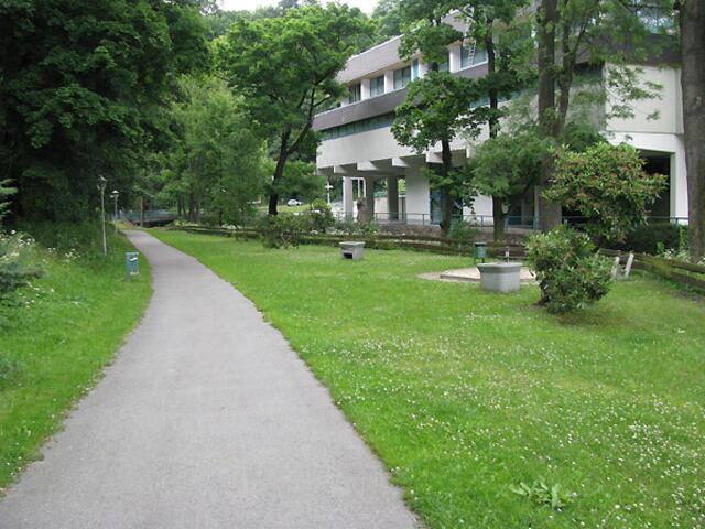 Hinter der Silberlandhalle (rechts).