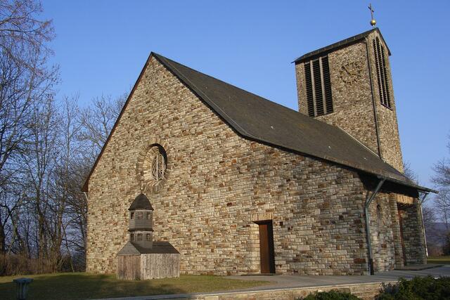Kirche in Holzhausen, davor ein Modell der alten Kirche