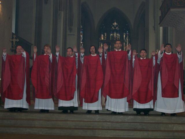 Die Neupriester spenden den Primizsegen