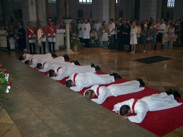 Weihekandidaten während der Allerheiligen-Litanei