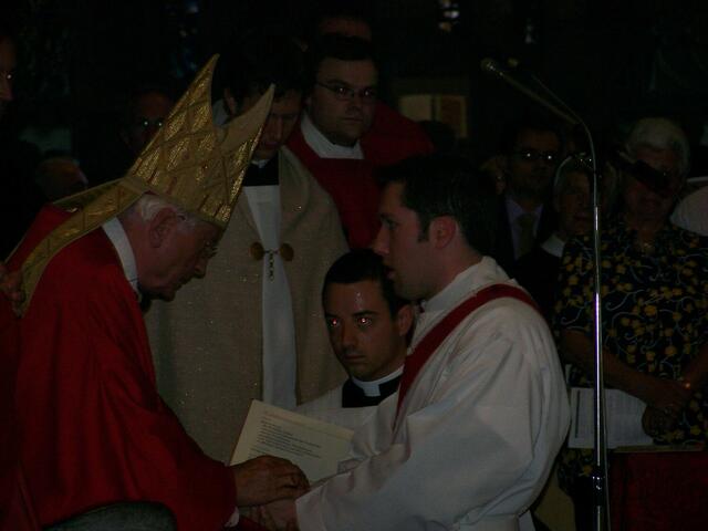 Benjamin Beck legt die Hände in jene des Bischofs