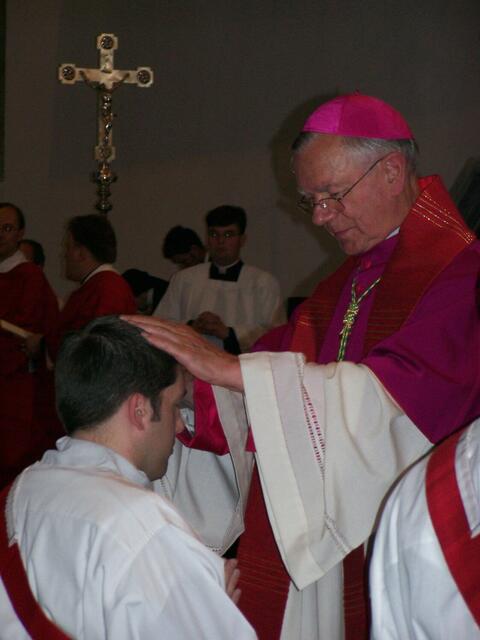 Handauflegung durch em. Bischof Viktor Josef Dammertz