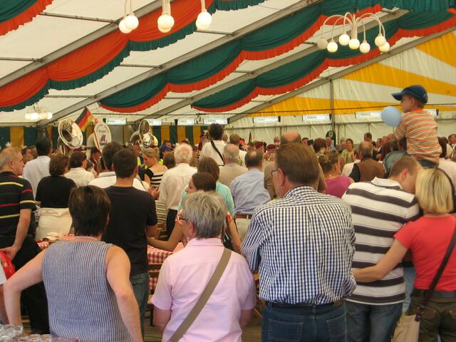 Dichtes Gedränge im Festzelt