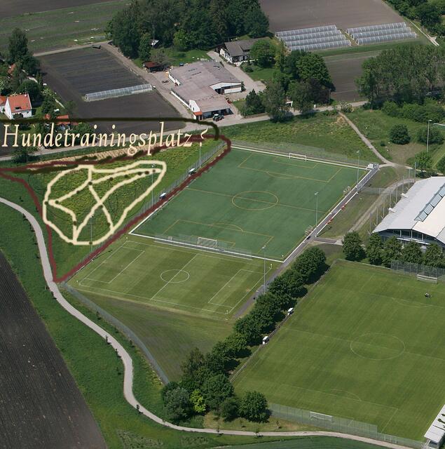 Hier könnte hinter dem Zaun des Fußballplatzes ein Trainingsplatz für Hunde entstehen.