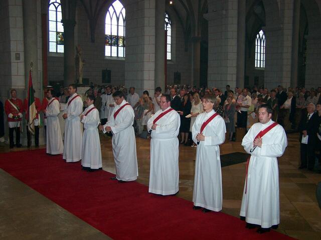Weihekandidaten vor dem Altar