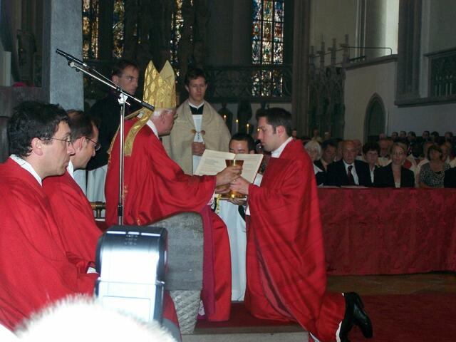 Überreichung von Kelch und Hostienschale