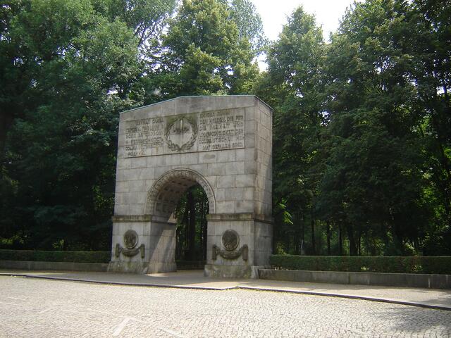 Eingang zum russischen Ehrenmal