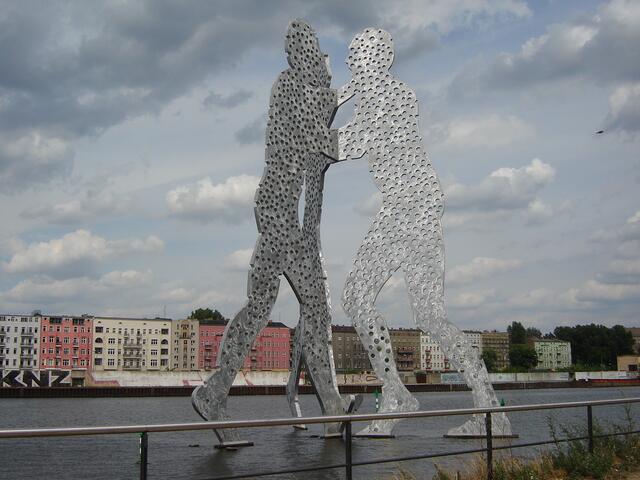 Kunstobjekt mitten in der Spree