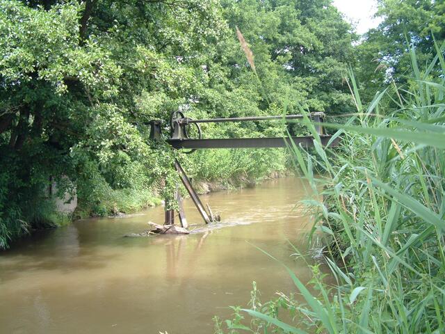 An diesem alten Wehr zweigte ursprünglich die Alte Paar ab. Mittlerweile geht alles Wasser der Paar in den Leinfelderkanal, alles gewonnene Land an die Landwirtschaft und das Hochwasser auf schnellstem Weg nach Schrobenhausen!