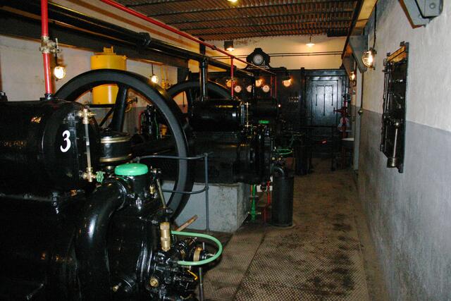 Die Stromzentrale: Vier Deutz 24-l-Einzylinder-Diesel mit je 40 PS liefern viermal 20 kW bei 110 V über Generatoren von Siemens-Schuckert. Ein Traum für jeden Technikinteressierten.