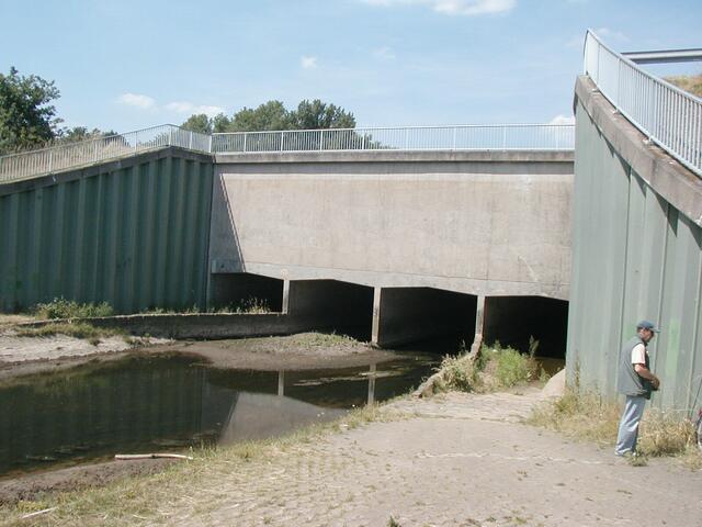Die rechte Tunnelröhre ist für Fussgänger mit und ohne Fahrrad passierbar. Der Herr rechts ist rein zufällig auf dem Foto.