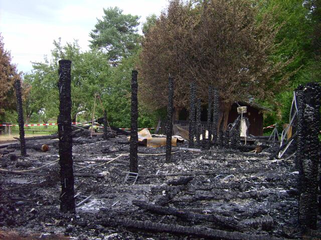 Überreste der alten Hütte am 31. Juli 2007, 2 Tage nach dem Brand