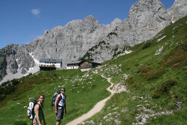 Annette und Reini vor der Gruttenhütte und dem Wilden Kaiser