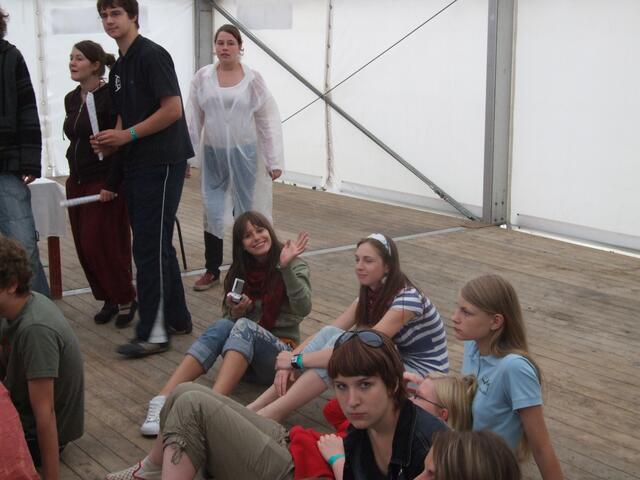 sitzend: Sarah, Anna Maria, Julia und Elisa; liegend: Sally