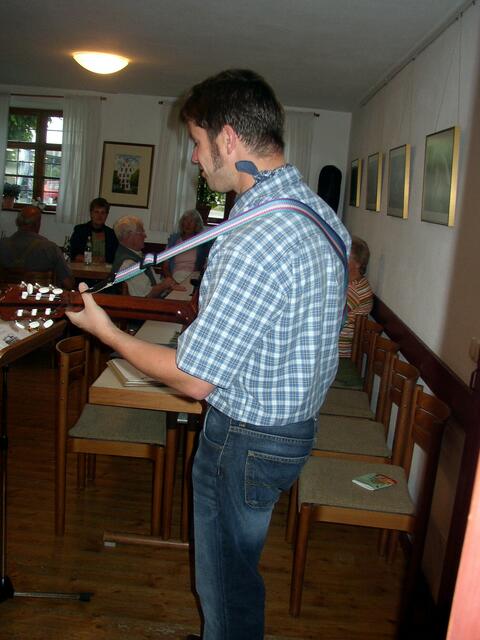 und begleitet sich auf seiner Gitarre.....