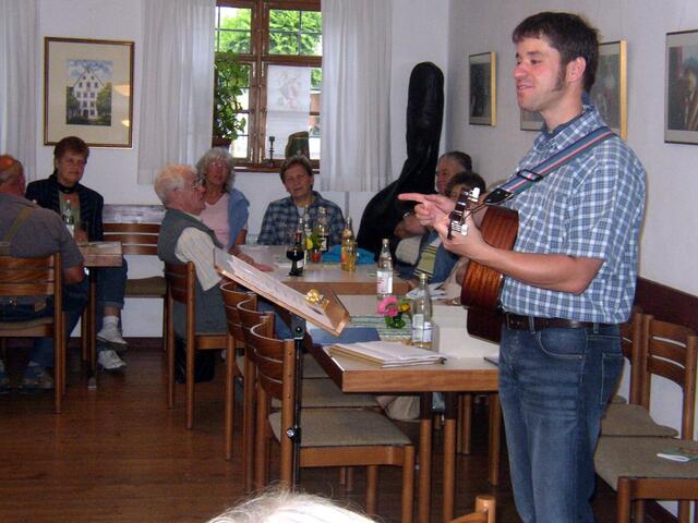 Christoph Lambertz singt es vor.....