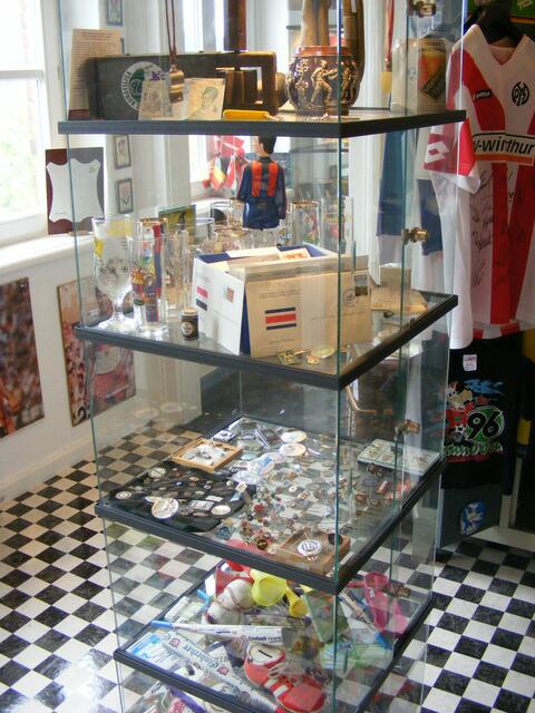 Vitrine mit hochwertigen Souvenirs