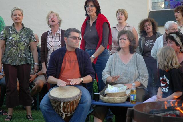 Lied mit Trommel und Bewegung