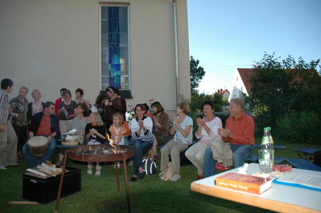 Das Publikum klatscht brav mit!