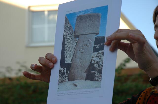 9. Pfeiler in der Anlage stellt lebensgroß einen Fuchs dar. Davor ist eine Opferschale im Boden eingelassen.