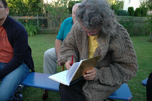 Pfarrer Markus Maiwald schreibt brav mit!