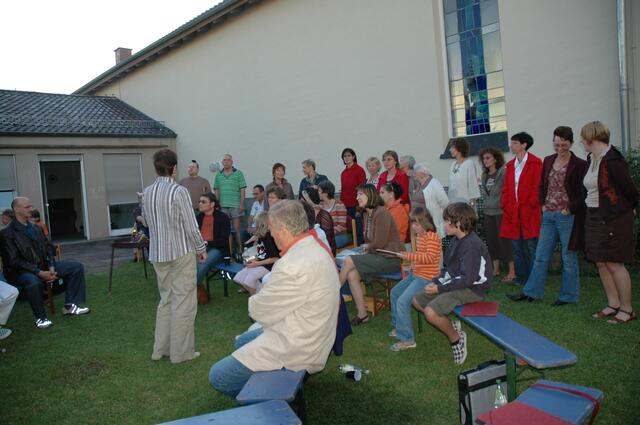 Im Hintergrund unser Tauffenster von außen!