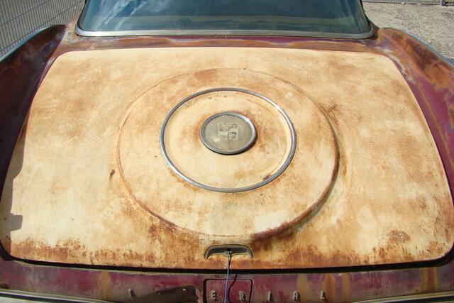 Kofferraumklappe mit Mulde für Ersatzrad