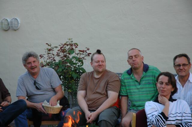 Ein Chorsänger schmückt sich mit einem Pelzstreifen!