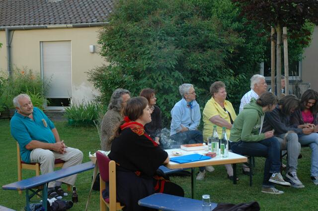 Fast in der Mitte: SPD-Gemeinderätin Ellen Blask ist bei der Lesung anwesend!