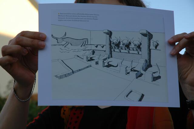 Bild zeigt die Rkonstruktion eines aufwendig gestalteten Hauses: drei große, zwei kleine Rinderköpfe und ein Schafkopf  zieren die Wände.