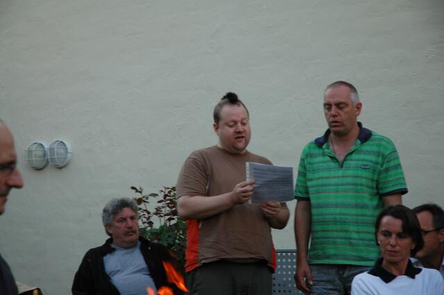 Es wird zum Gesang der deutsche Text von einem Chorsänger gesprochen, während der Chor summt - sehr schön!