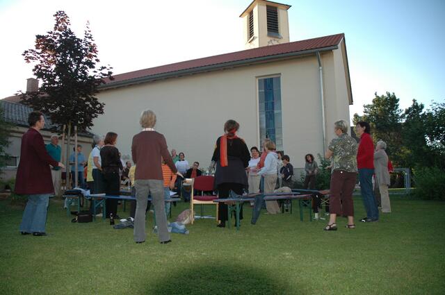 Der "Erde-Wasser- Luft-Feuer-Gesang" mit Bewegungen - alle machen mit!