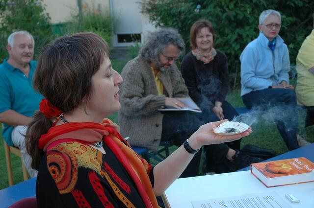 Es duftet nach Steinzeit - getrocknetes Lavendl wird entzündet!