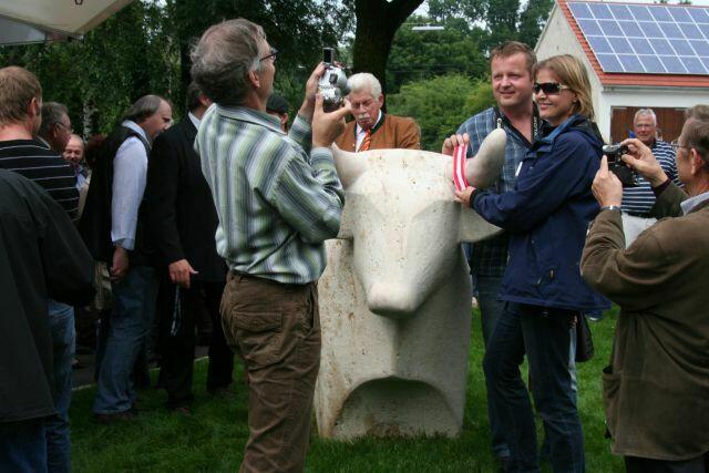 die ungarische Delegation schmückt den Ochsen