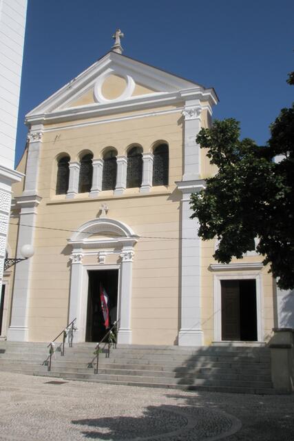Kirche - fand gerade eine Trauung statt, die Kroatische Fahne war da mit dabei