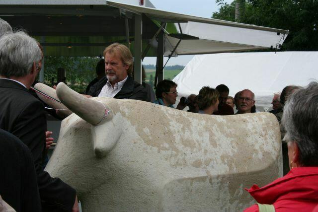 Steinmetz Seidl neben seinem Werk
