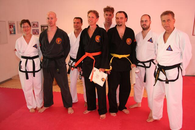 Hanno Aschlener zum Orangegurt und Jacob Alexander zum Gelbgurt